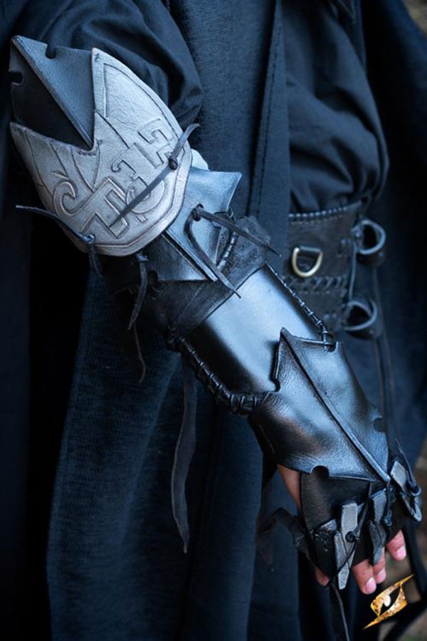 Assassin claw bracelet, right arm (1 unit)