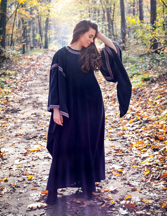 Medieval dress woman Ida