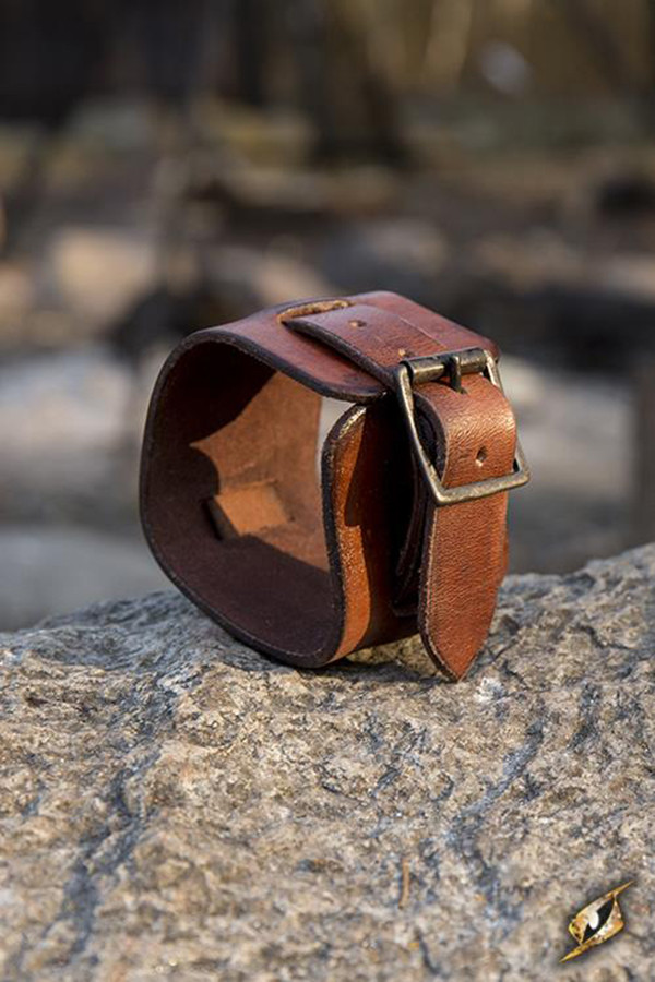 One-strap leather bracelet, brown color