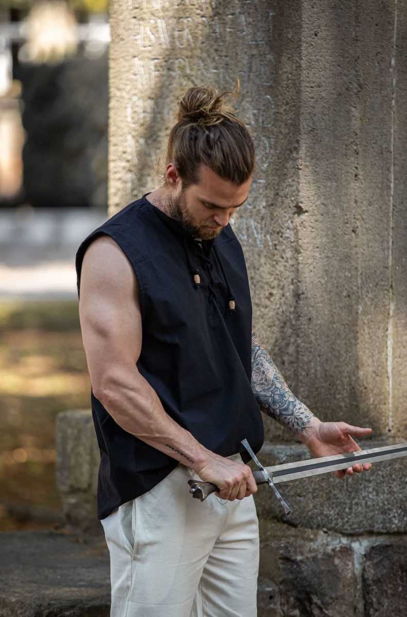Sleeveless black medieval shirt, Jean model