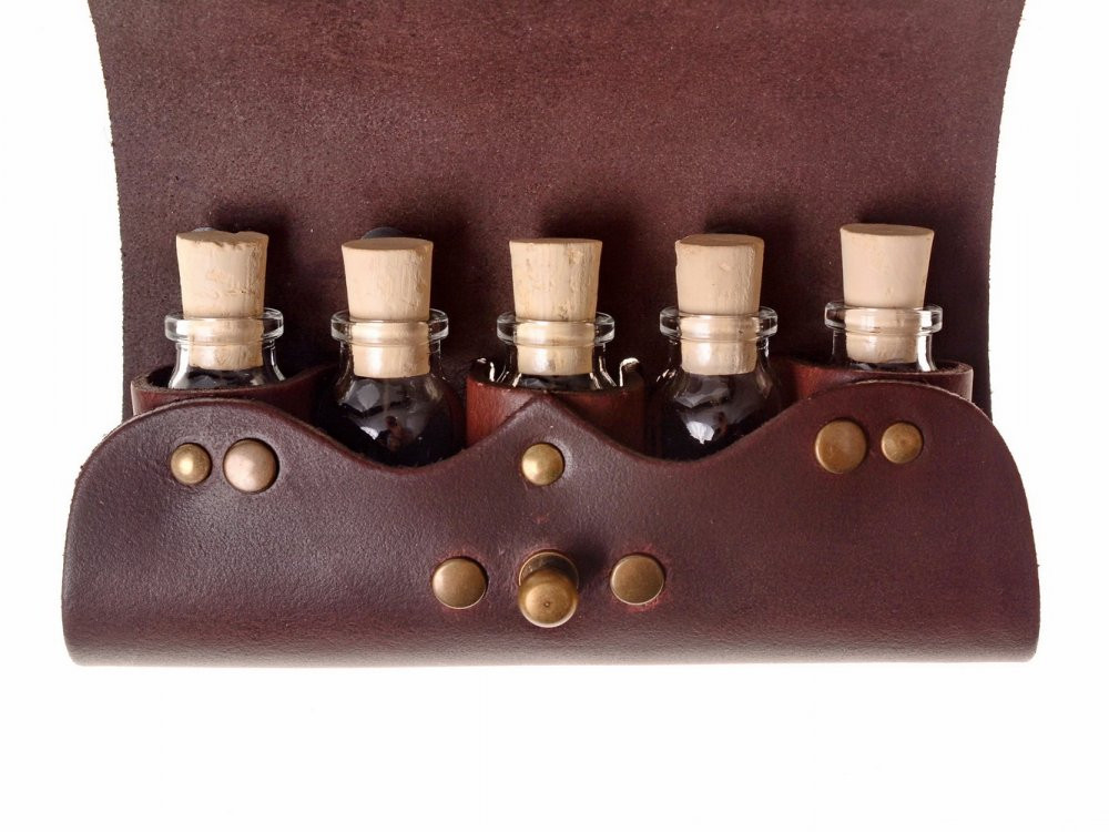 Leather bag of 5 potions with button closure (16.5 x 11 cm.)