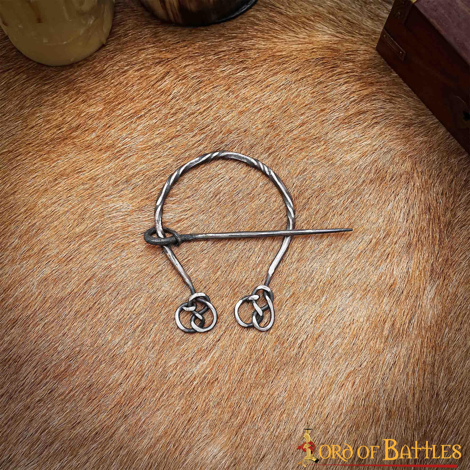 Fibula for capes in polished forged steel (11x6.7 cm.)