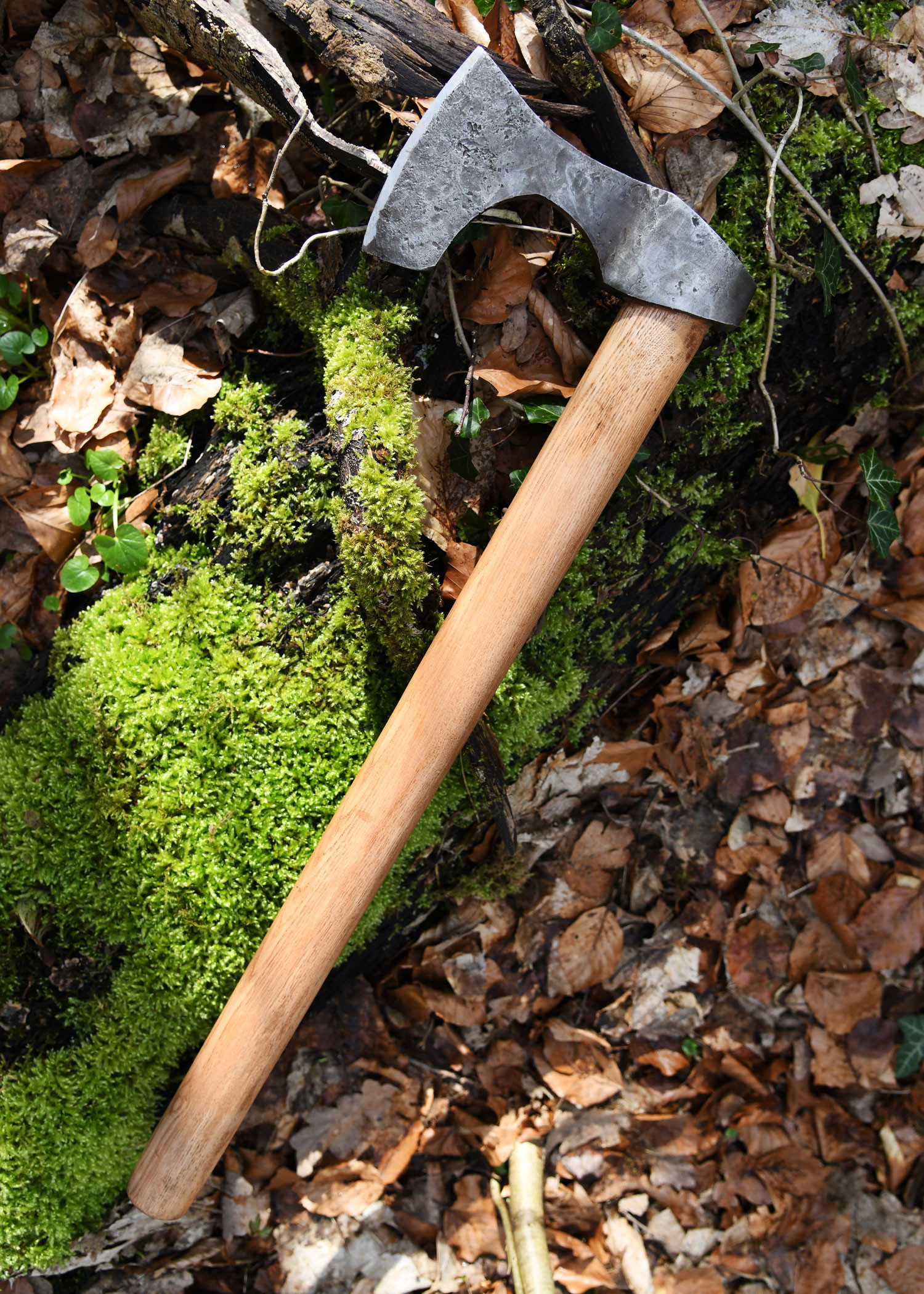 Viking ax with hand forged steel, type B (60 cm.)