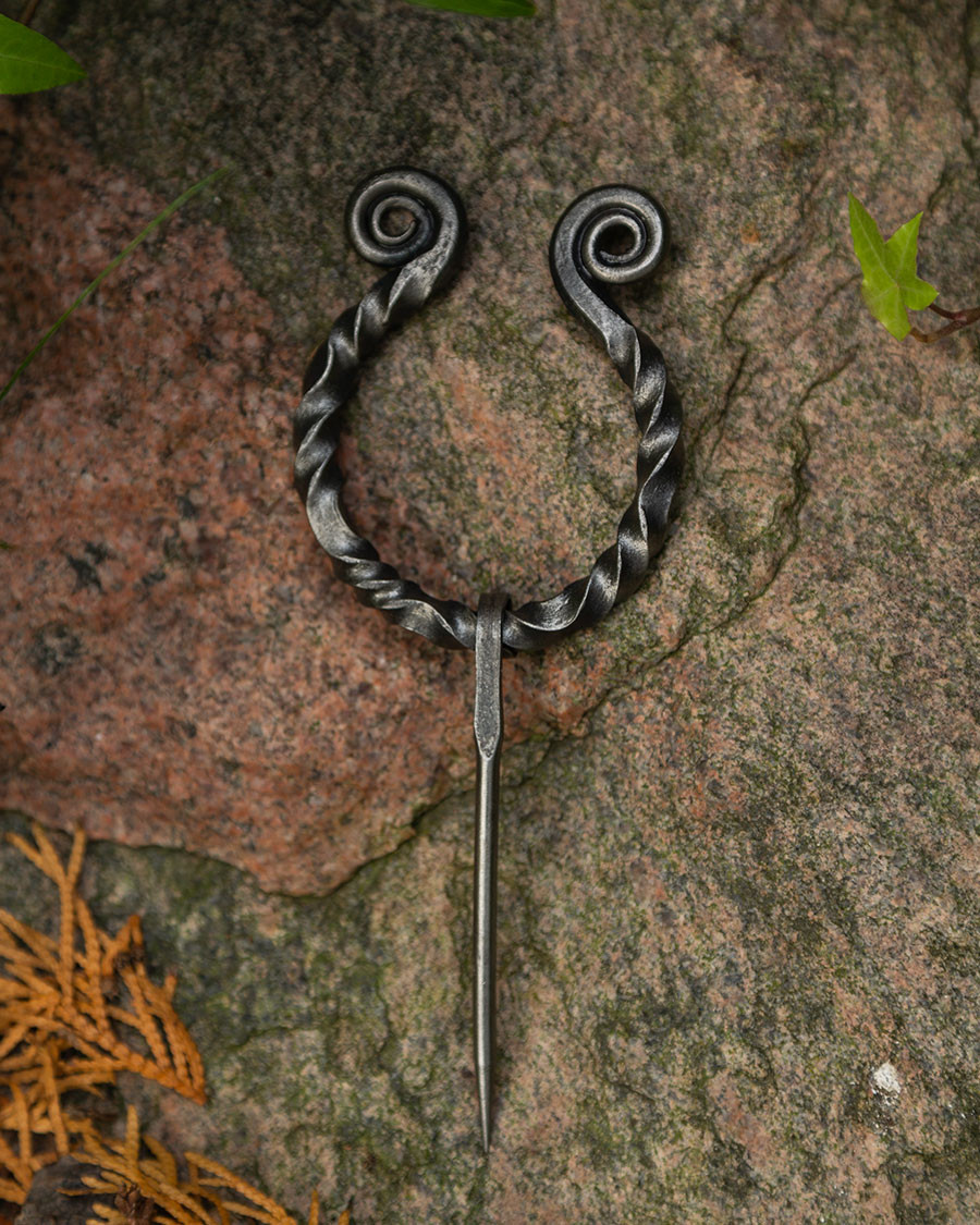 Small Angús fibula for dresses and capes