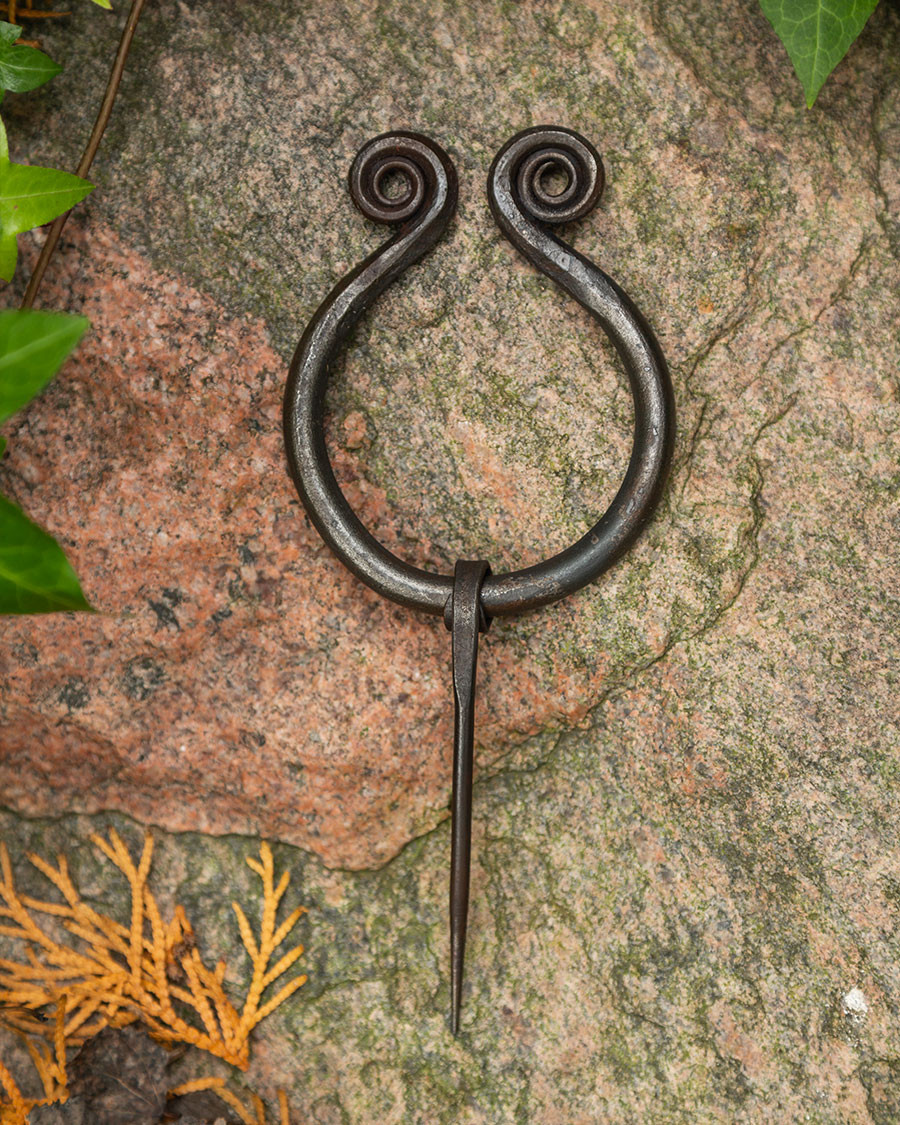 Small Bernhard fibula for dresses and capes