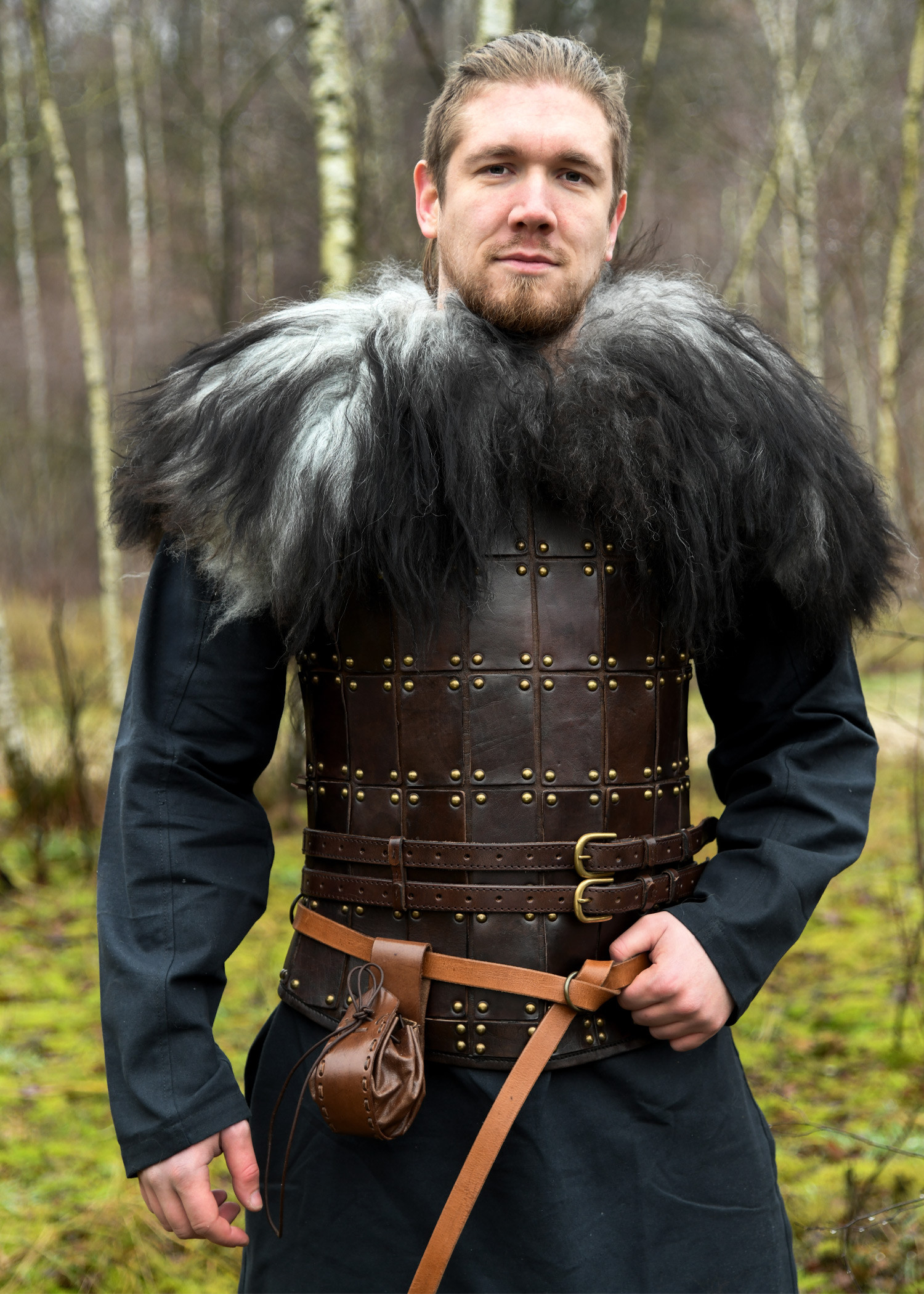 Shoulder covers for warriors in Nordic sheepskin